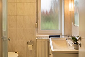 Badekar, hårtørrer, håndklæder