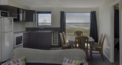 Escape to the tranquil Helme Holiday Bottom Bach, kiwi charm on beautiful Kina Peninsula