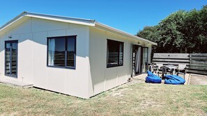 Exterior - Nestled in the heart of Tasman, this lovely cabin is located at the scenic Kina Peninsula (Tasman)