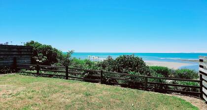 Nestled in the heart of Tasman, this lovely cabin is located at the scenic Kina Peninsula