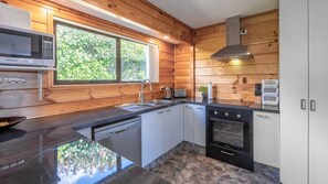 Frigorífico, microondas, horno y lavavajillas