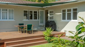 Outdoor dining - A stunning boutique apartment ideally nestled in the heart of vibrant Nelson City (Nelson)