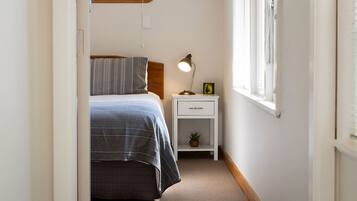 2 bedrooms, iron/ironing board, WiFi