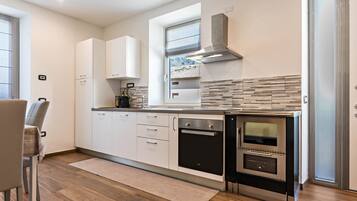 Frigorifero, forno, piano cottura, lavastoviglie