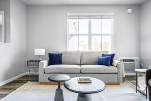 TV, stereo - Modern Santa Clara 3BR w/ Gym, Pool, W/D, near highways, by Blueground (Santa Clara)