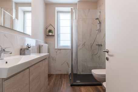 Shower, hair dryer, towels. Apartment "Villa Vacanze Pink Lady" with Mountain View, Private Terrace & Shared Garden