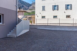 Property grounds - Apartment "Villa Vacanze Pink Lady" with Mountain View, Private Terrace & Shared Garden (Tuenno)