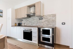 Fridge, oven, stovetop, dishwasher - Apartment "Villa Vacanze Pink Lady" with Mountain View, Private Terrace & Shared Garden (Tuenno)