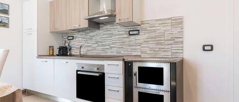 Fridge, oven, stovetop, dishwasher