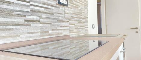 Een koelkast, een oven, een kookplaat, een vaatwasser