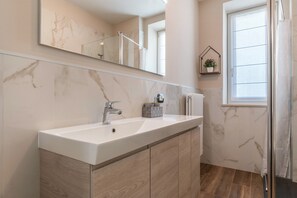 Douche, sèche-cheveux, serviettes fournies