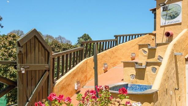 A building with a wooden gate, a staircase, and a sign that reads 'La Alpispa.' - Finca "La Alpispa" with Pool, Fast Wi-Fi, Terrace & Garden (Valleseco)