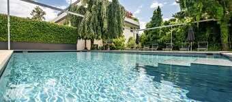 goldfinger individual Apartment con vista sulle montagne, piscina, Wi-Fi, balcone e giardino