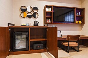 In-room safe, desk, laptop workspace, blackout curtains - PROSTYLE Ryokan Naha Kenchomae (Naha)