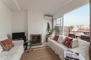 TV, DVD player, stereo - Apartment 'Panoramic Faro' with Sea View, Wi-Fi and Air Conditioning (Faro)