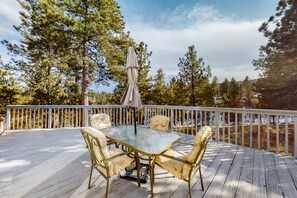 Outdoor dining - Three-story, dog-friendly house with WiFi & private W/D (Woodland Park)