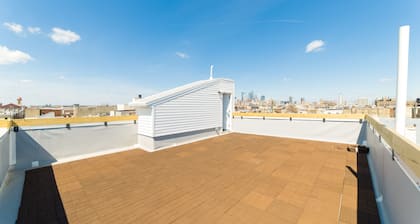 Stylish Home 4BD/4BATH/2 Indoor Car Garage near all Stadiums and Center City