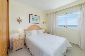 3 bedrooms, iron/ironing board, free WiFi, bed sheets - Seafront Apartment “Frente al mar” with Sea View, Wi-Fi, A/C & Terrace; Parking Available (Cala Millor)