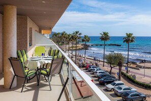 Outdoor dining - Seafront Apartment “Frente al mar” with Sea View, Wi-Fi, A/C & Terrace; Parking Available (Cala Millor)