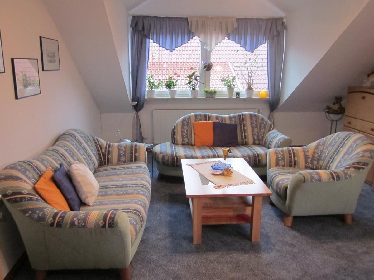 Ferienwohnung 2 mit separater Küche und Wohnraumbelüftung-WohnzimmerSitzgruppe