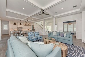 Fernseher, Kamin, Bücher, Stereoanlage