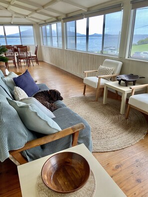 Televisio, DVD-soitin, kirjoja