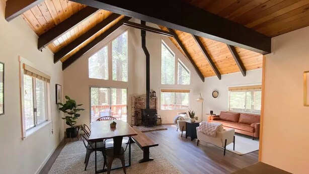 Un vaste loft doté de hauts plafonds, de grandes fenêtres, d’un coin repas, d’un espace salon confortable et d’un poêle à bois.