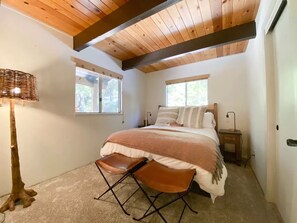 3 bedrooms, desk, free WiFi, bed sheets - The Sugar Pine Chalet (Arnold)