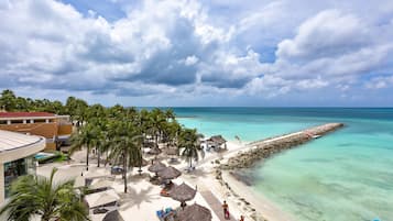 På stranden, solsenger og strandhåndklær
