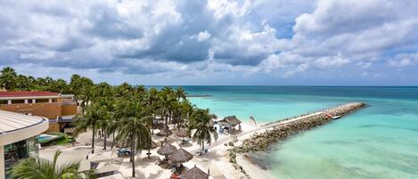 Plage, chaises longues, serviettes de plage