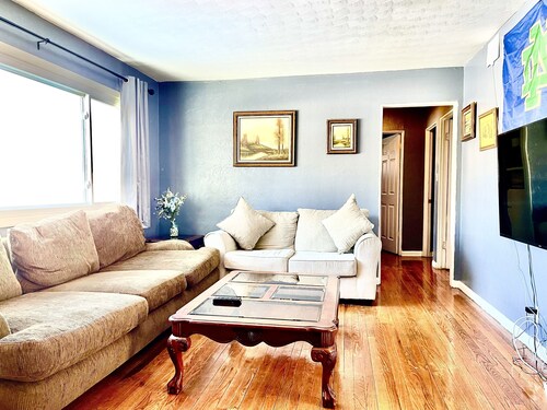 5 bedroom 2 bath house, walk to Notre Dame, safe area