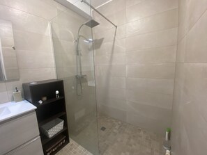 Een douche, een haardroger, handdoeken, zeep