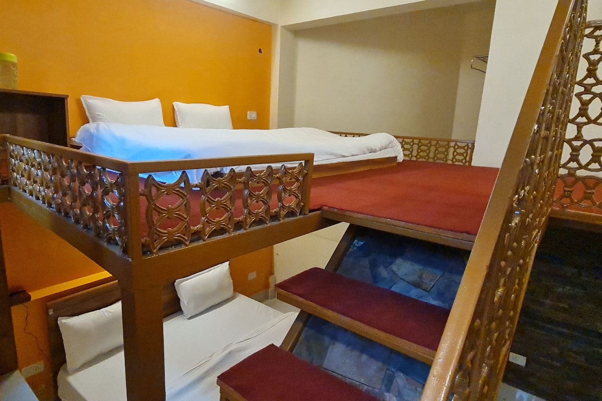 Habitación cuádruple Deluxe | Sábanas de algodón egipcio, ropa de cama de alta calidad y edredón