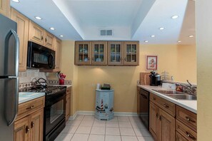 Frigorifero, microonde, forno, piano cottura