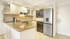 Apartment (2 Bedrooms) | Private kitchen | Fridge, microwave, stovetop, dishwasher - Ocean View 303 (Cape Town)