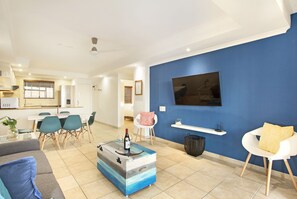 Apartamento (2 Bedrooms) | Área de estar | TV de tela plana