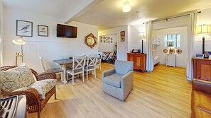 TV, fireplace, DVD player - FITZGERALD`S COTTAGE NORTH at Gearhart Beach - Two Blocks to Beach PET FRIENDLY (Gearhart)