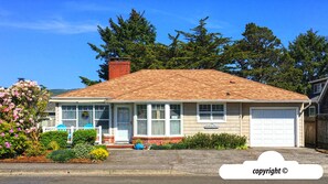 Exterior - GETAWAY COTTAGE at Seaside Beach Near Ocean Pet Friendly HOT TUB 400ft To Beach (Seaside)