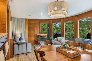 Un interno moderno con soffitto in legno, un tavolo da pranzo e un divano.