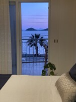 Habitación cuádruple familiar | Escritorio, wifi gratis, ropa de cama