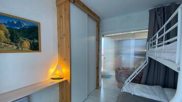 1 slaapkamer, een strijkplank/strijkijzer