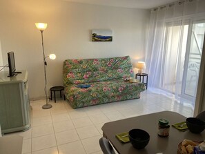TV - Beachside Studio with Pool, Terrace & A/C in Fréjus (Fréjus)