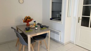 Dining - Beachside Studio with Pool, Terrace & A/C in Fréjus (Fréjus)