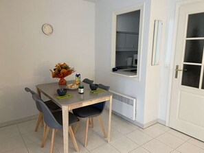 Dining - Beachside Studio with Pool, Terrace & A/C in Fréjus (Fréjus)