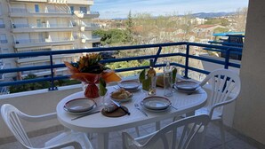 Outdoor dining - Beachside Studio with Pool, Terrace & A/C in Fréjus (Fréjus)