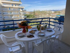 Outdoor dining - Beachside Studio with Pool, Terrace & A/C in Fréjus (Fréjus)