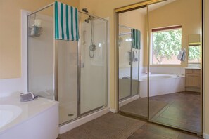 Bañera, secador de pelo y toallas
