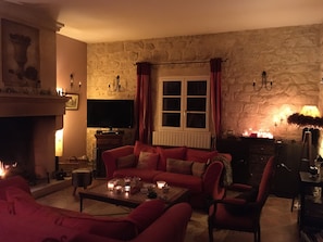 Fernseher, Kamin, Videospiele, DVD-Player