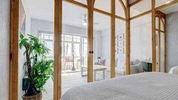 1 dormitorio, caja fuerte, tabla de planchar con plancha y cuna de viaje