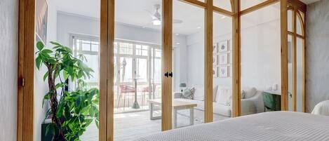 1 quarto, cofres nos quartos, ferros/tábuas de passar roupa